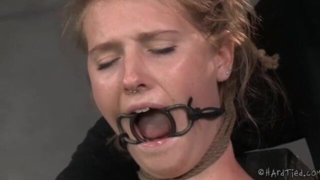 Чернокожий злодей связывает пленницу и щупает сиськи