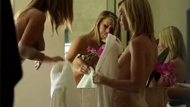 Прекрасные девушки по очереди прижимаются письками к члену