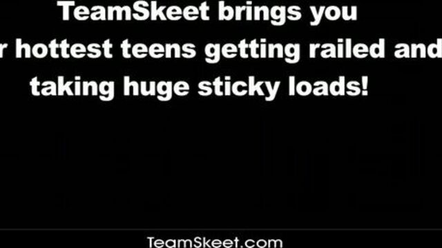 Студентка возбуждает учителя и дает в бритую писю