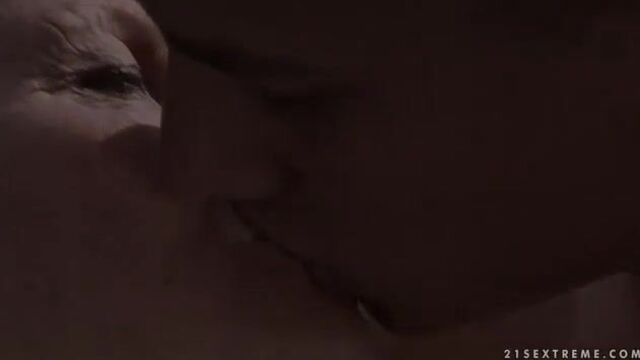 Пухлая бабушка с выбритой писькой уселась вагиной на хуй внука