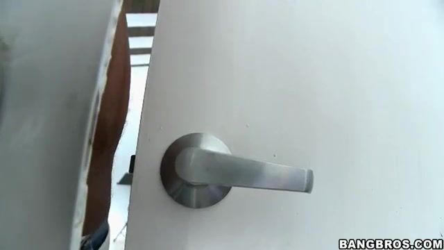 Высокая блондинка с жадностью отсасывает возле бассейна