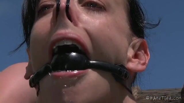 Злодей связал голую рабыню и сексуально унизил