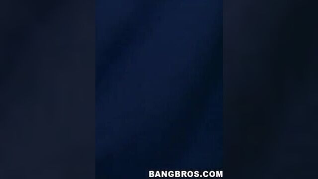 Молодая шлюшка в коротких шортах жадно сосет крупный хуй