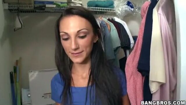 Молодая шлюшка в коротких шортах жадно сосет крупный хуй