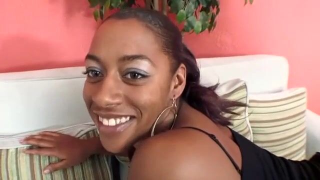 Важная негритянка страстно сосет хуй лысому дружку