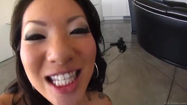 Азиатка с разработанными дырками глотает сперму после секса