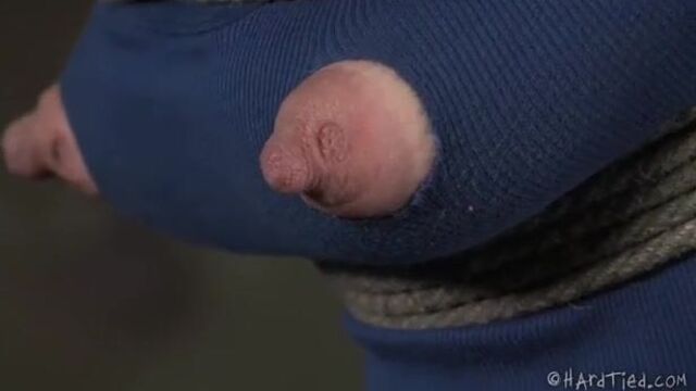 Лесби связывает любовницу и дрочит особой игрушкой