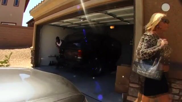 Мамочка из Европы классно стоит раком перед негром