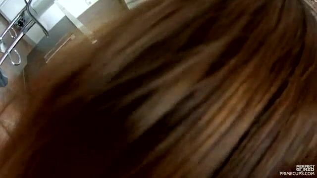 Девушка в бикини чувственно отсасывает новому парню