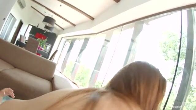 Девушка в бикини чувственно отсасывает новому парню