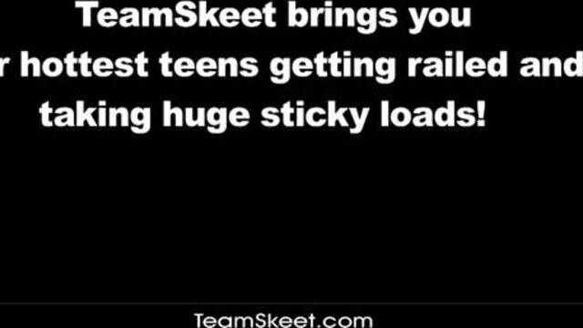 Подруга с красивыми глазами страстно сосет в темной комнате