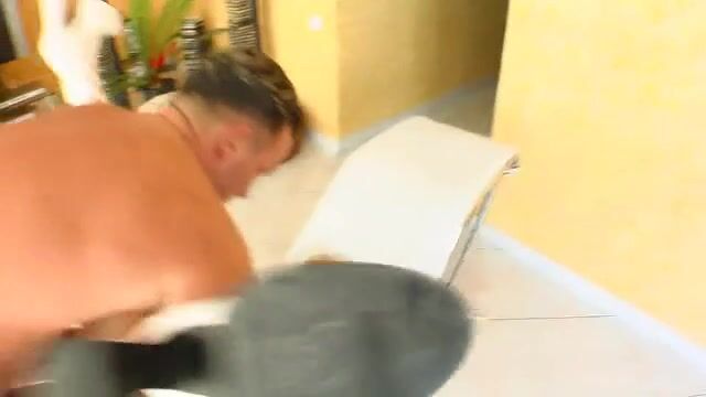 Белобрысая баба любит подрочить перед интимном