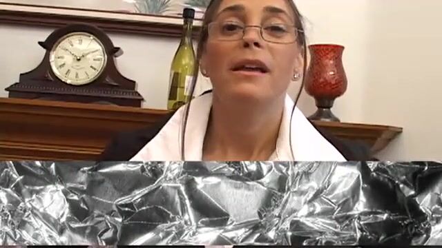 Важная белая мамка в очках отсасывает негру и причмокивает