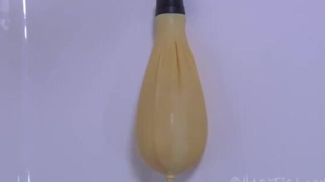 Рабыня в латексном костюме извивается перед хозяином в ванной