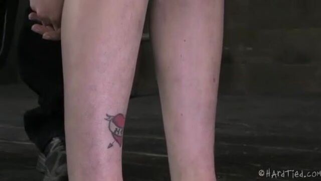 Татуированная рабыня потекла с вибратором в пизде
