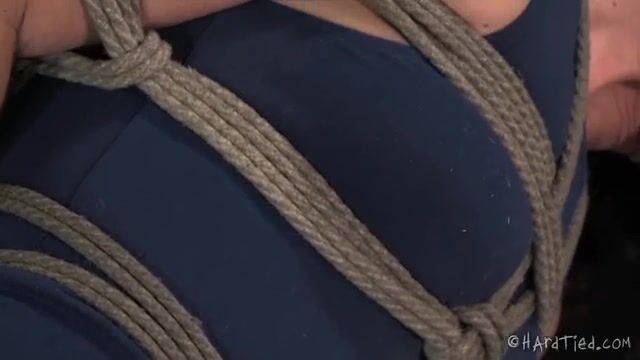 Злодей связывает сексуальную мамочку и щупает интимные места