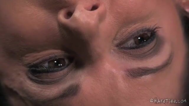 Злодей связывает сексуальную мамочку и щупает интимные места