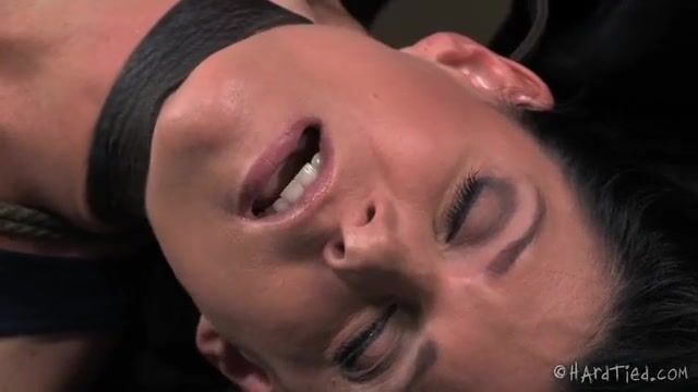 Злодей связывает сексуальную мамочку и щупает интимные места