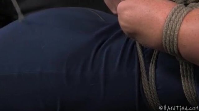 Злодей связывает сексуальную мамочку и щупает интимные места