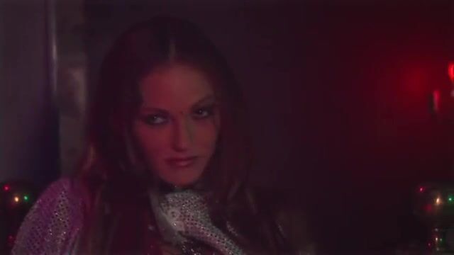 Красивая проститутка удовлетворяет клиента в переулке