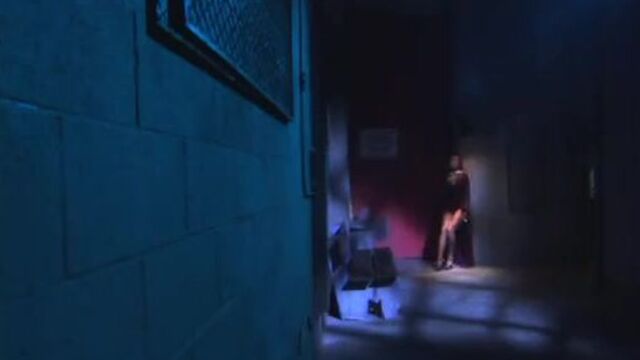 Красивая проститутка удовлетворяет клиента в переулке