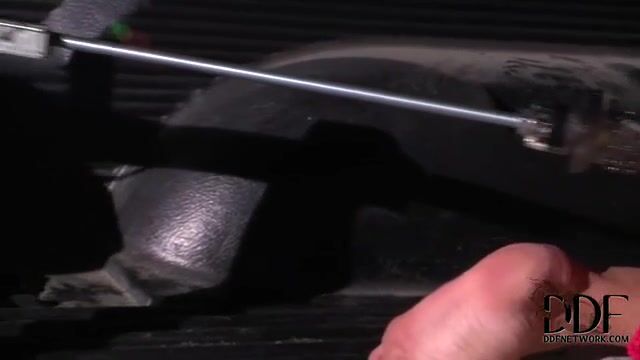 Мощная секс машина довела до оргазма блондинку