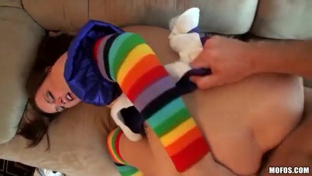 Подружка в полосатых гольфах дала перед камерой