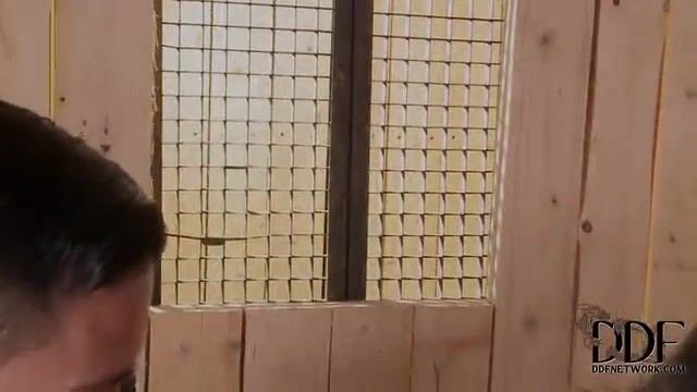 Мужики имеют грудастую блондинку в рот и вылизывают пизду