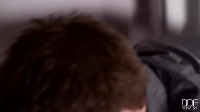 Важные мужики сексуально унижают и дрочат письку пленнице