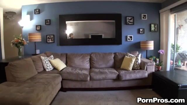 Мускулистый массажист возбудил незнакомку и выебал на столе