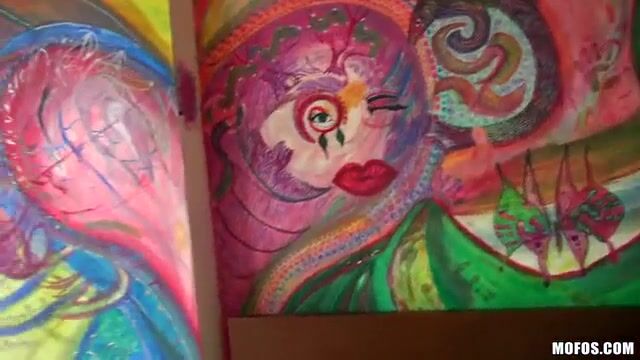 Девушка с разработанными дырочками садится попкой на член