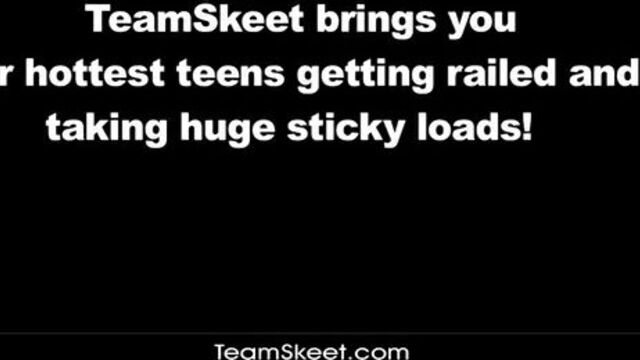 Отсосала хуй в машине и отдалась на квартире