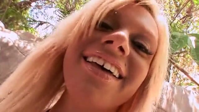 Активная блондинка с торчащим клитором скачет на хую