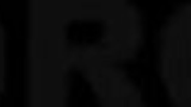 Игривая модель красивыми дойками эротично позирует на постели