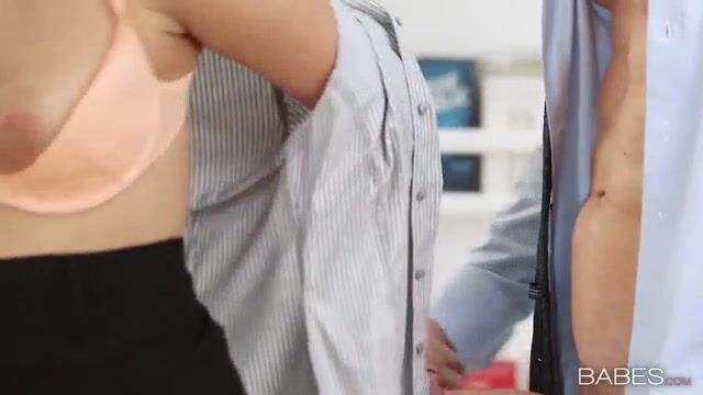 Секретарша сдвинула трусики и встала раком перед боссом