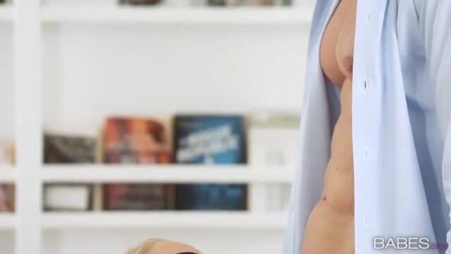 Секретарша сдвинула трусики и встала раком перед боссом