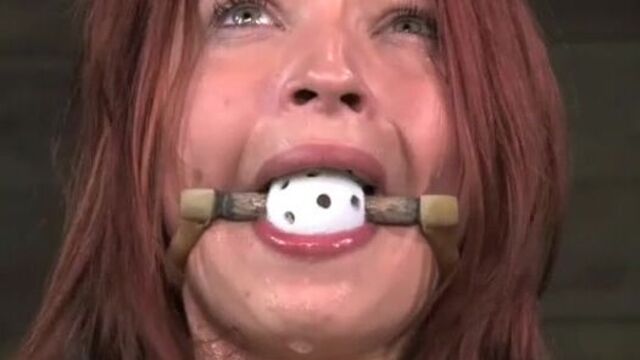 Грубая мастурбация заставила рабыню сильно промокнуть