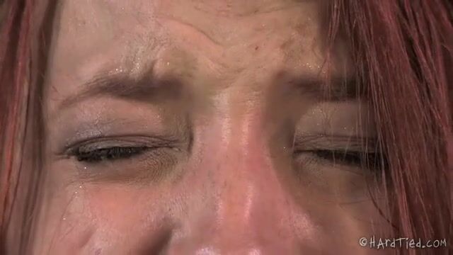 Грубая мастурбация заставила рабыню сильно промокнуть