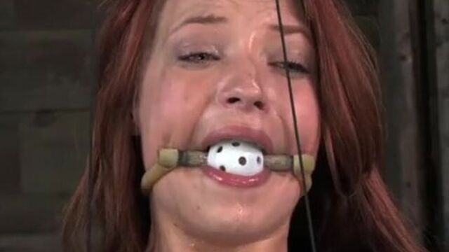 Грубая мастурбация заставила рабыню сильно промокнуть