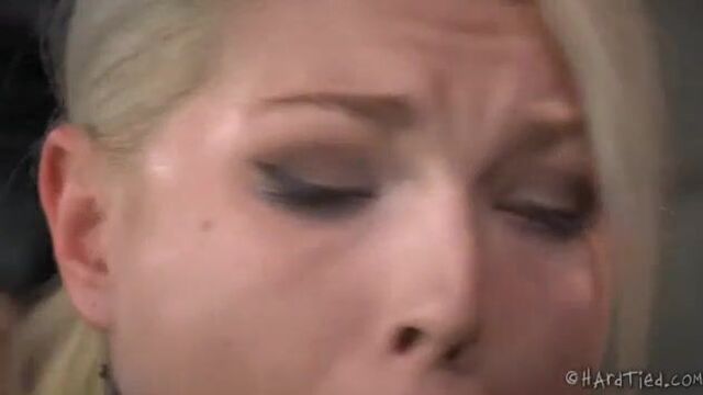 Хозяин связал рабыню и воткнул в пизду большую игрушку