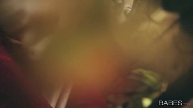 Эротичная девушка в чулочках шикарно прогнулась перед другом семьи