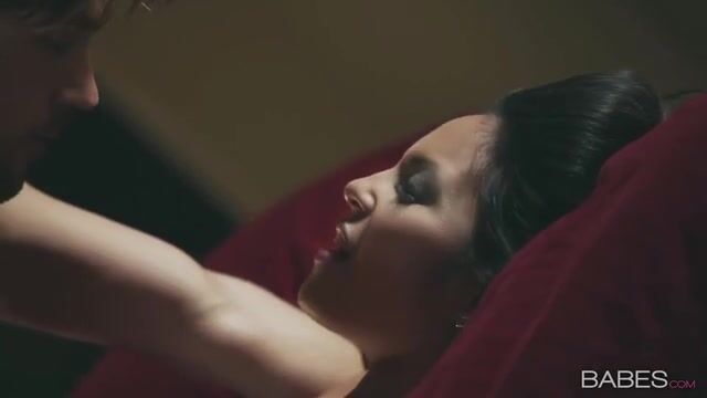 Эротичная девушка в чулочках шикарно прогнулась перед другом семьи