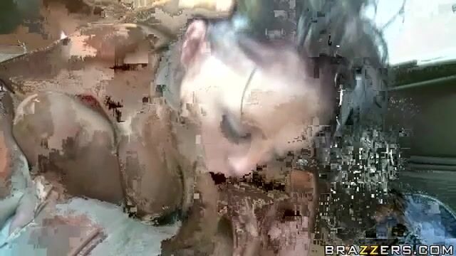 Мокрая любовница сосет член и вылизывает яйца в авто