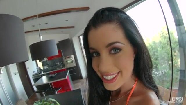 Красивая баба поглаживает клитор и сырые половые губы