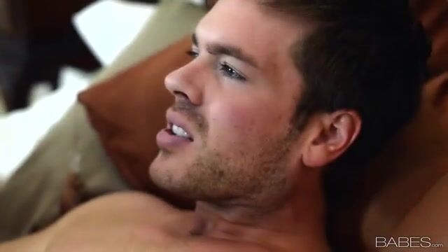 Резвая леди с небритым лобком плотно прижимается к хую