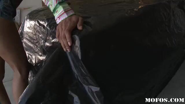 Негритянка с сиськами первого размера жадно сосет белый пенис