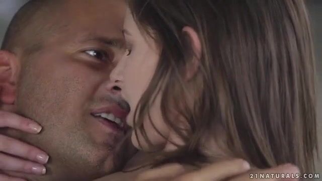 Худышка с красивыми сосками сладко кончает с членом в вагине