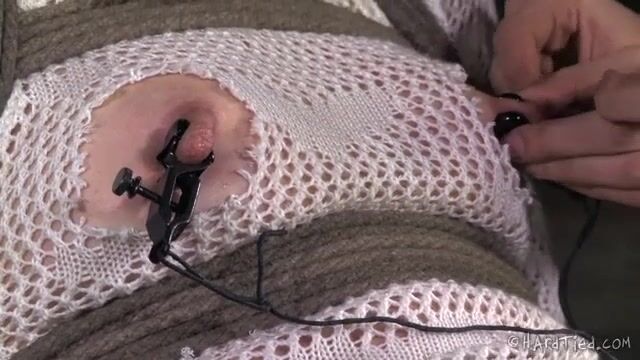 Лесби с модной интимной стрижкой кончила во время извращенных пыток