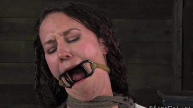 Лесби с модной интимной стрижкой кончила во время извращенных пыток