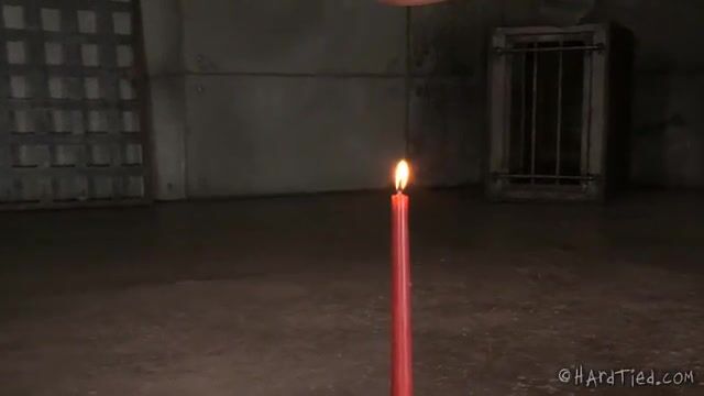 Связанная европейка с красивой фигурой сексуально унижена чернокожим господином